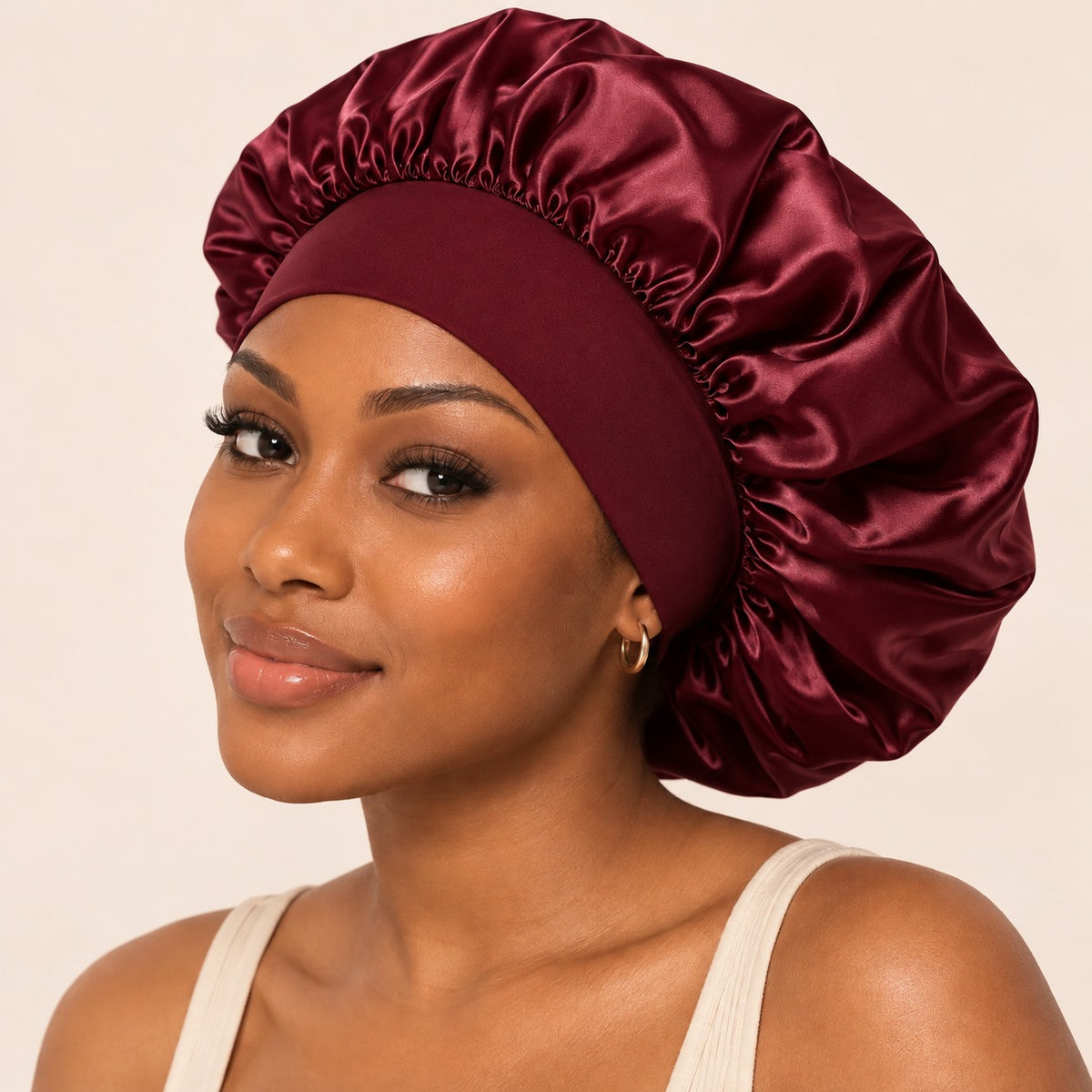 Bonnet de nuit en satin bordeaux, porté