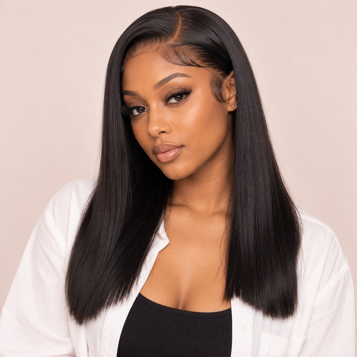 Perruque lace front lisse 13x4 – portée par une autre mannequin