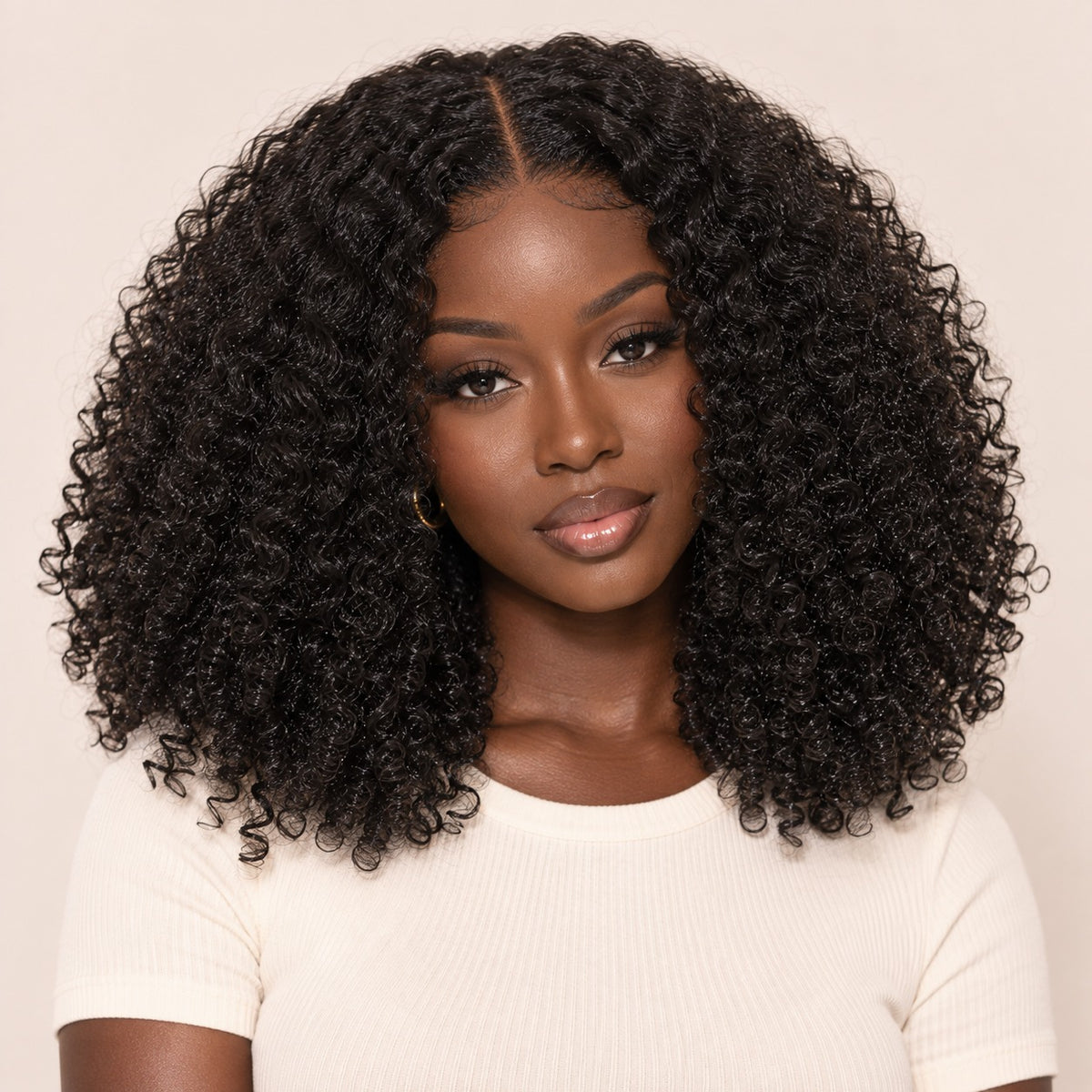 Perruque sans colle kinky curly – portée par une autre mannequin