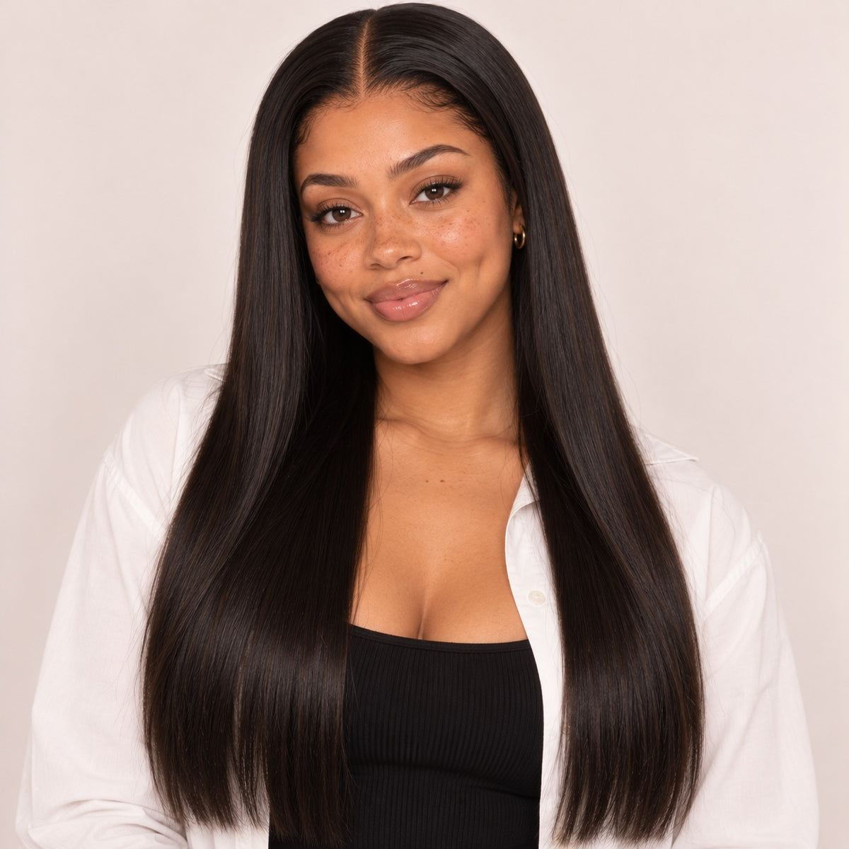 Perruque sans colle lisse 5x5 – portée par une autre mannequin