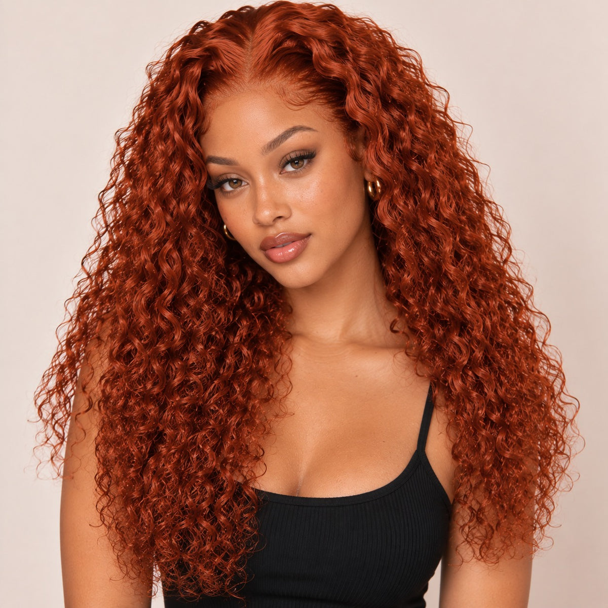 Perruque rousse bouclée ginger – portée par une autre mannequin