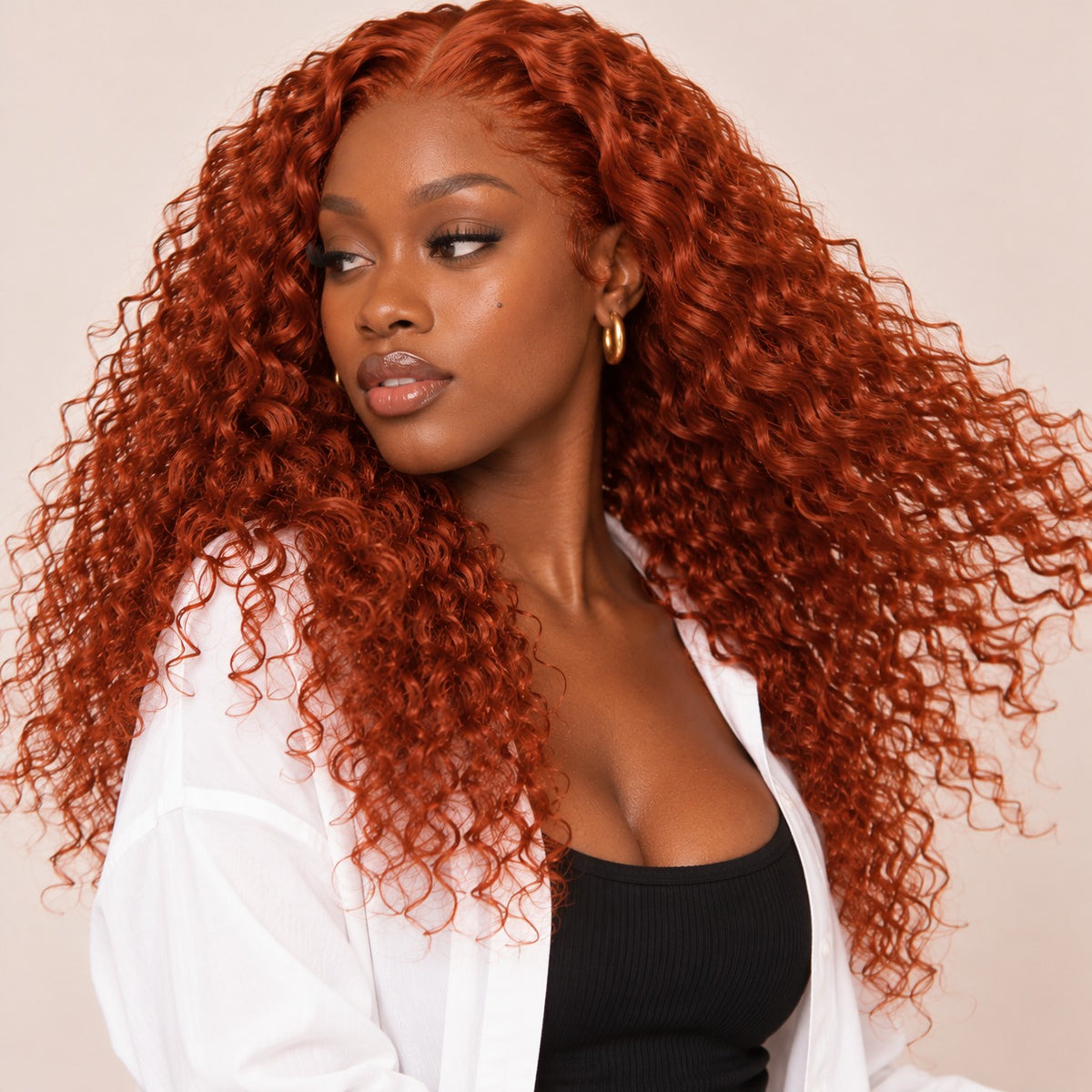 Perruque rousse bouclée ginger – en mouvement
