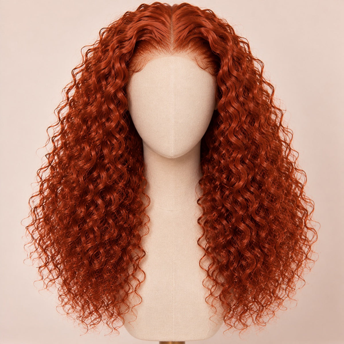 Perruque rousse bouclée ginger – sur tête de mannequin