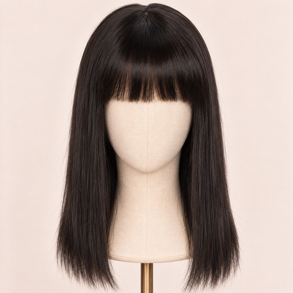 Perruque lisse avec frange – sur tête de mannequin