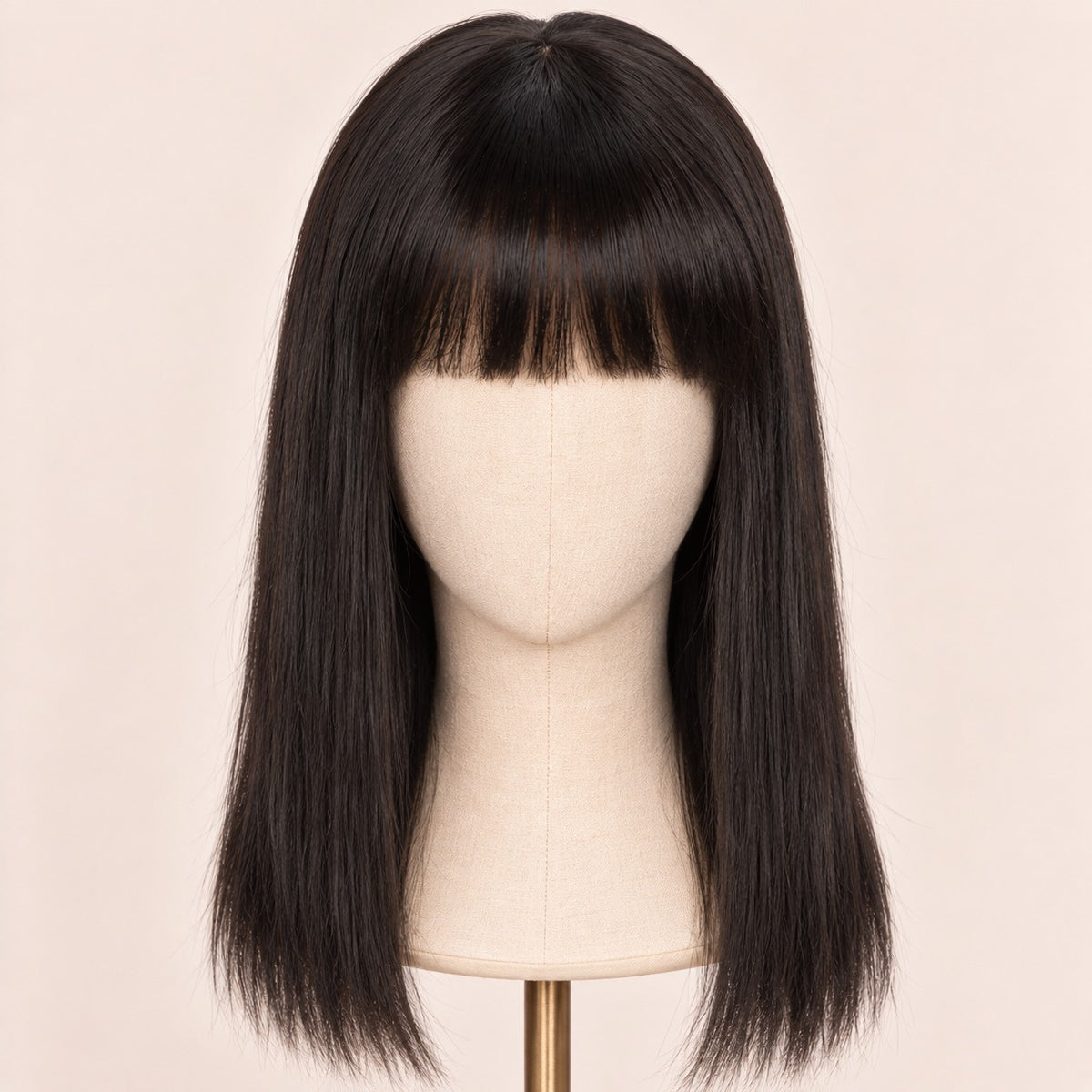 Perruque lisse avec frange – sur tête de mannequin