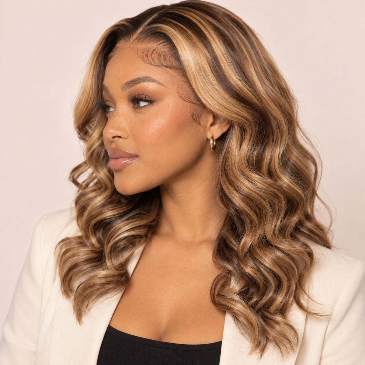 Perruque lace front mèches brun et blond miel – profil