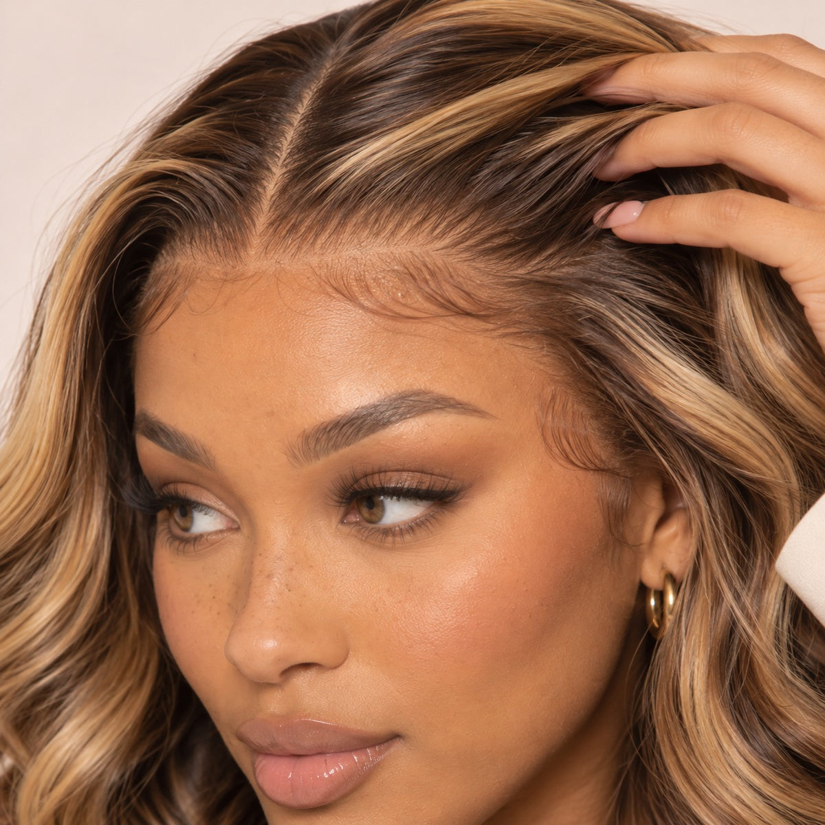 Perruque lace front mèches brun et blond miel – ligne frontale