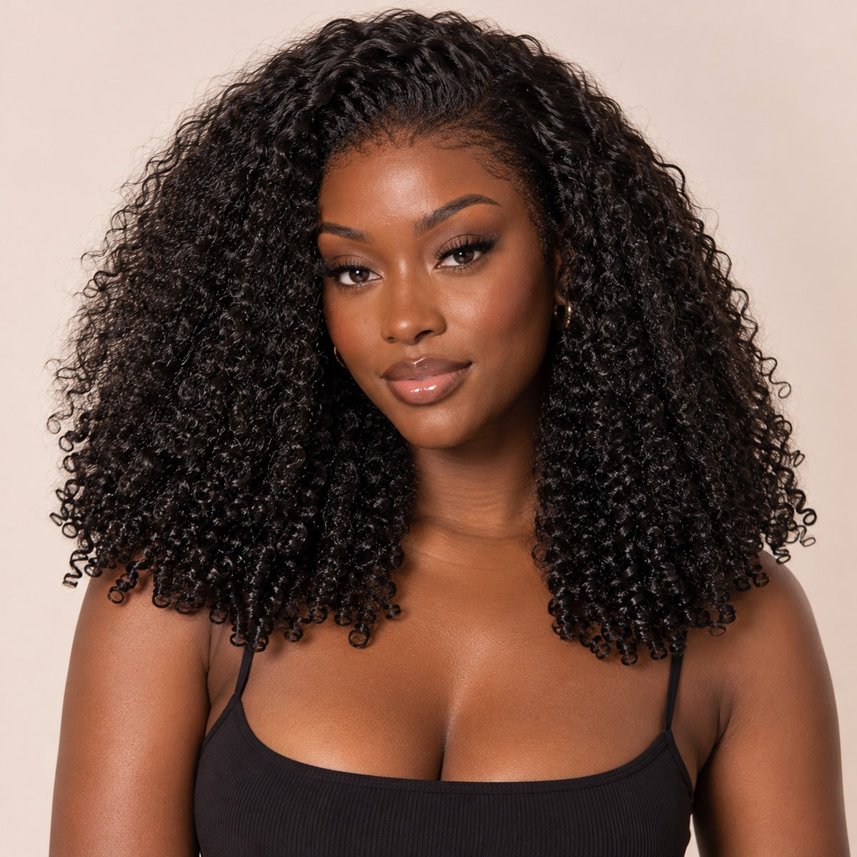 Perruque lace front kinky curly – portée par une autre mannequin