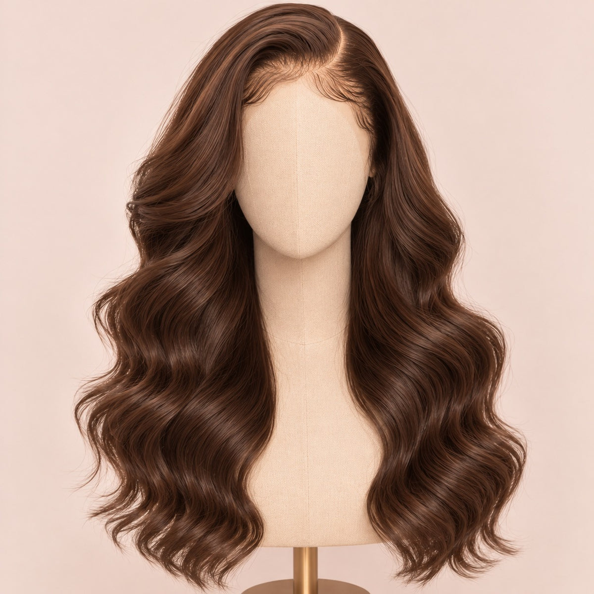 Perruque lace front brune chocolat – sur tête de mannequin