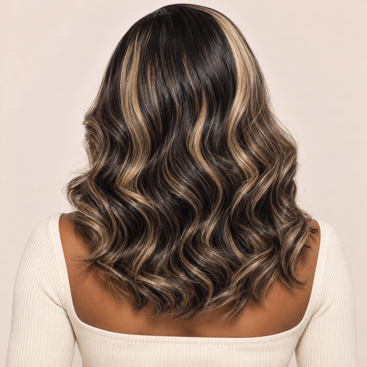Perruque lace front body wave mèches blond miel – de dos