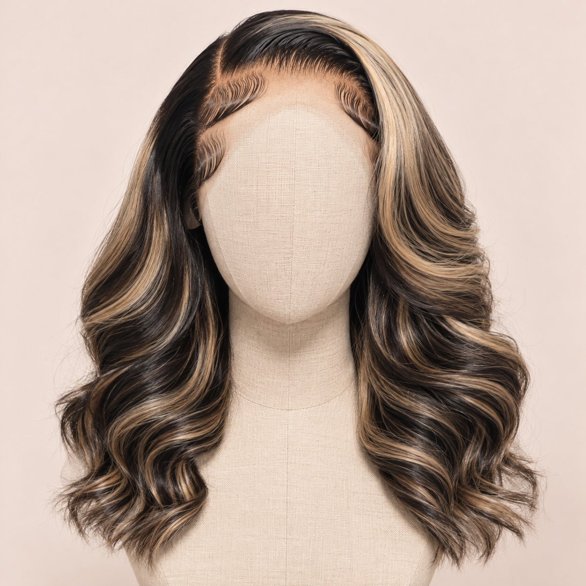 Perruque lace front body wave mèches blond miel – sur tête de mannequin