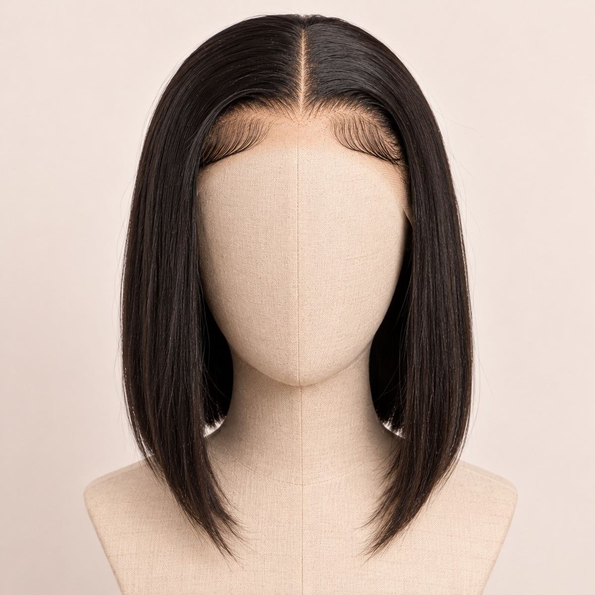 Perruque carré plongeant lisse – sur tête de mannequin