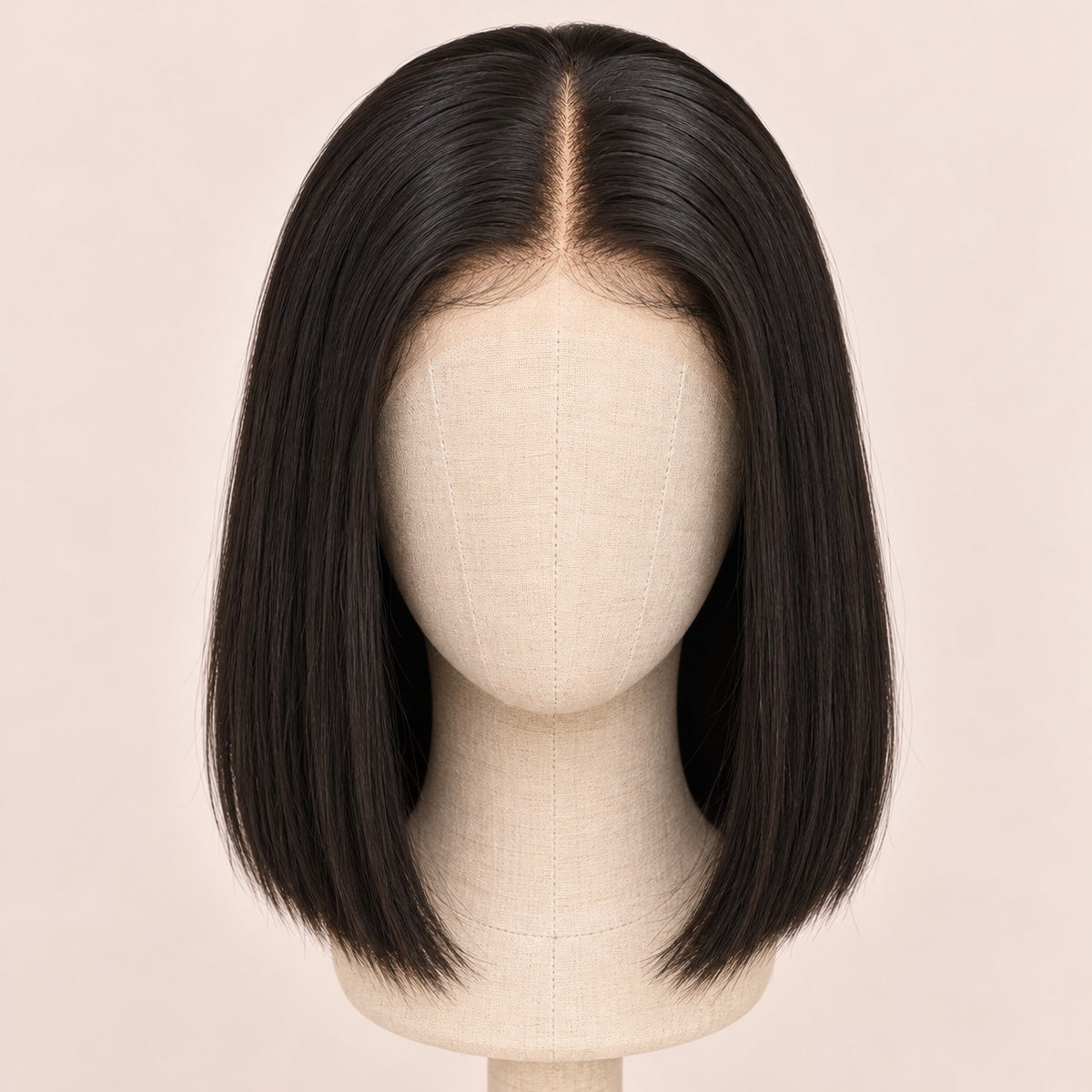 Perruque carré lisse densité 330 % – sur tête de mannequin
