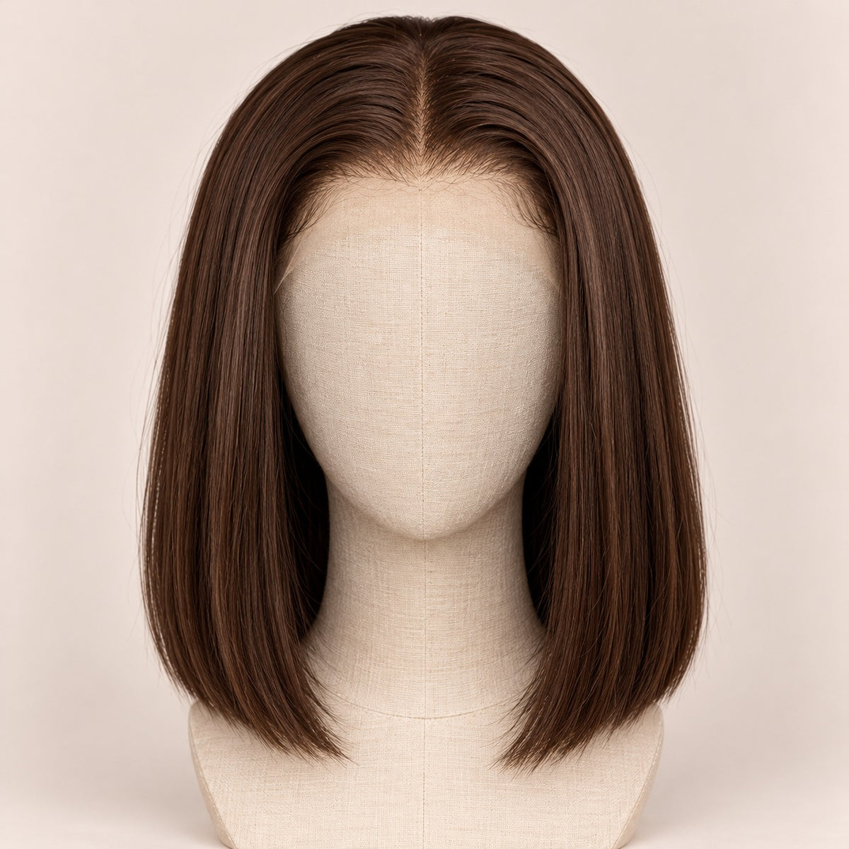 Perruque carré brun chocolat lisse – sur tête de mannequin