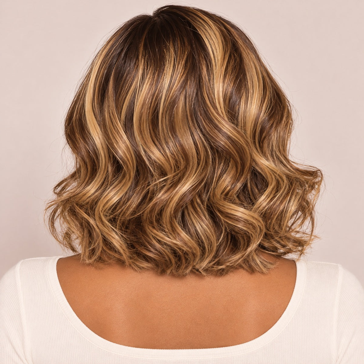 Perruque carré ondulé mèches blond miel – de dos