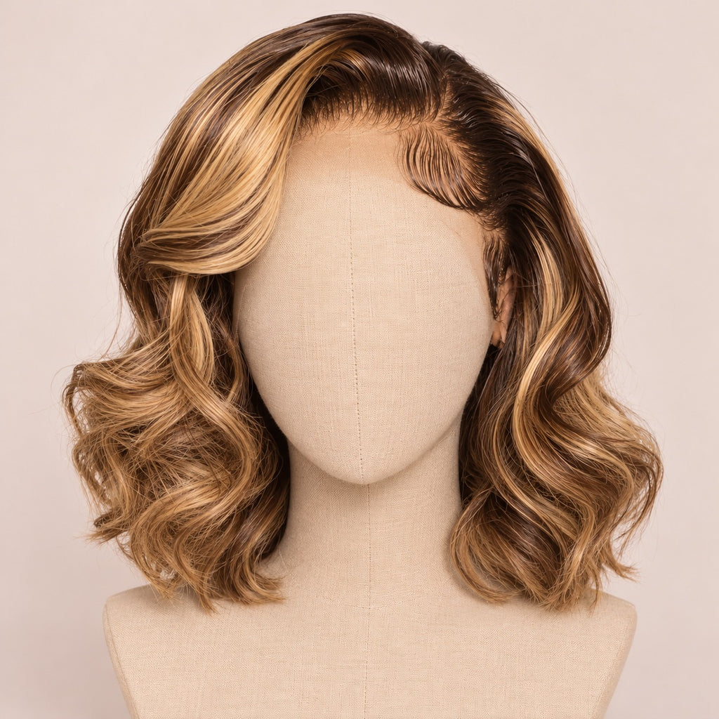 Perruque carré ondulé mèches blond miel – sur tête de mannequin