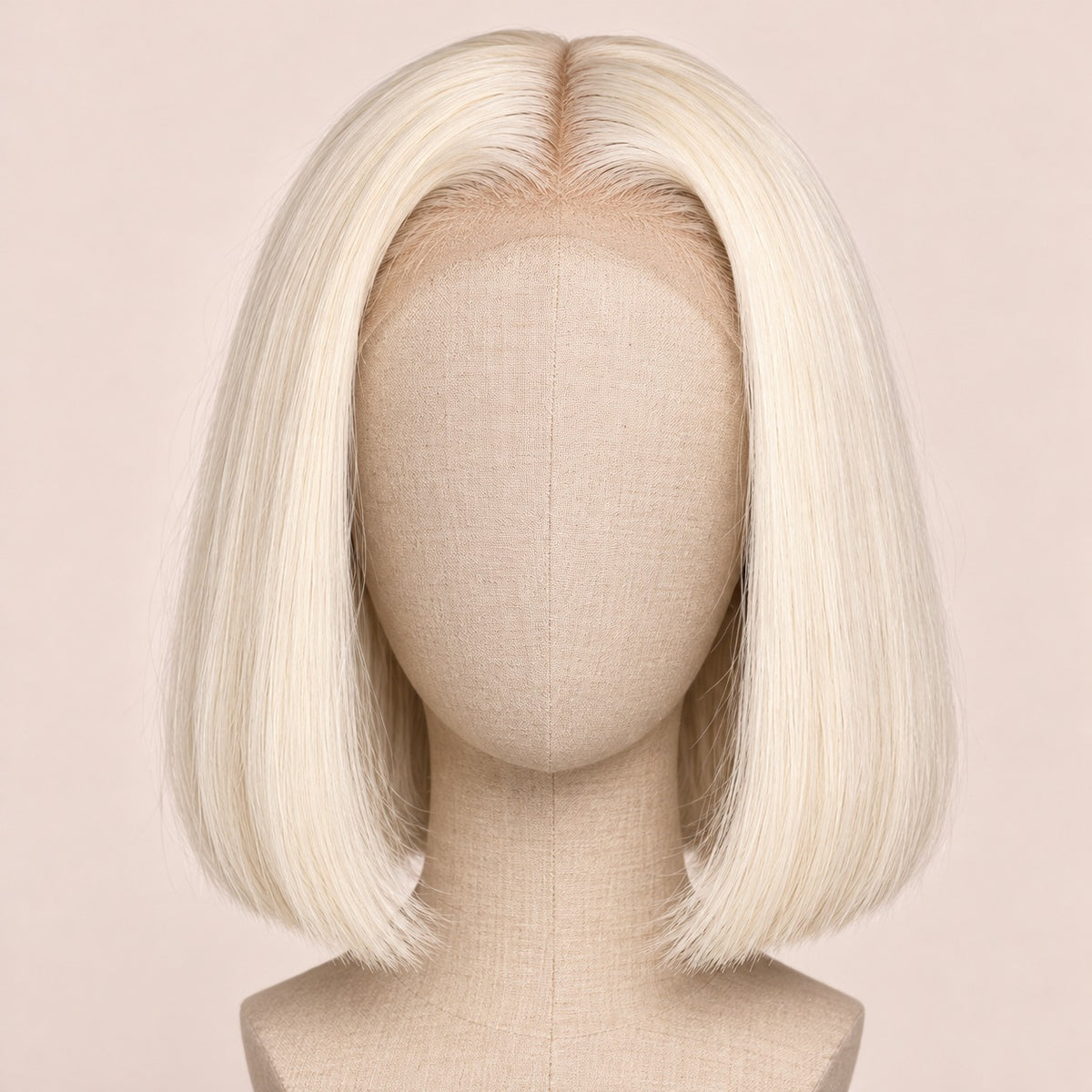 Perruque carré bob blond platine – sur tête de mannequin