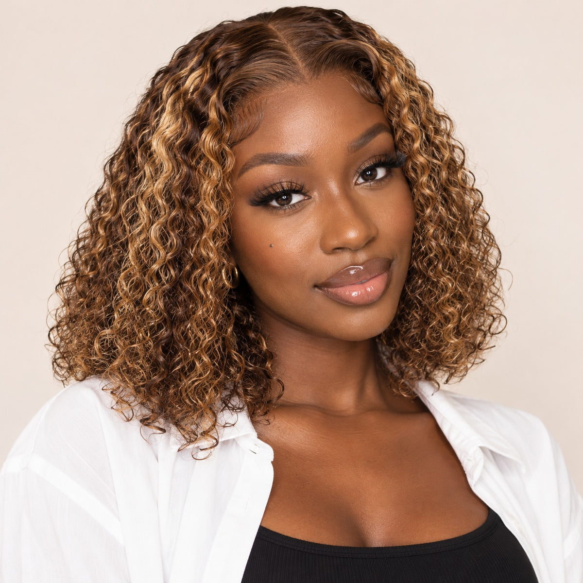 Perruque carré bouclé mèches blond miel – portrait
