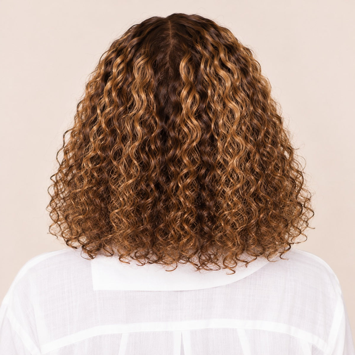 Perruque carré bouclé mèches blond miel – de dos