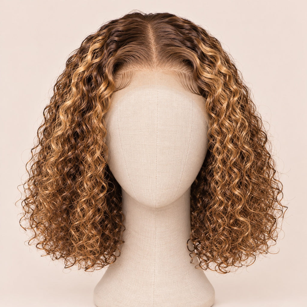 Perruque carré bouclé mèches blond miel – sur tête de mannequin