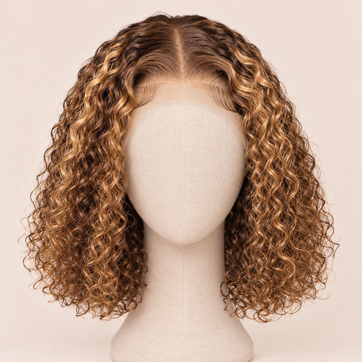 Perruque carré bouclé mèches blond miel – sur tête de mannequin