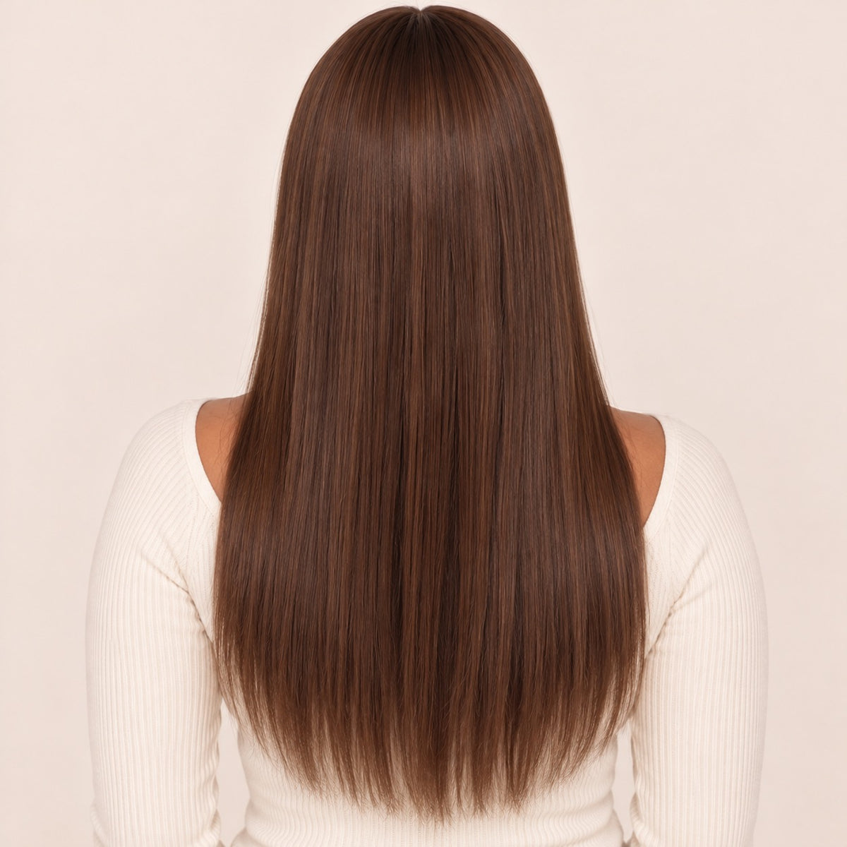 Perruque brune avec frange – de dos