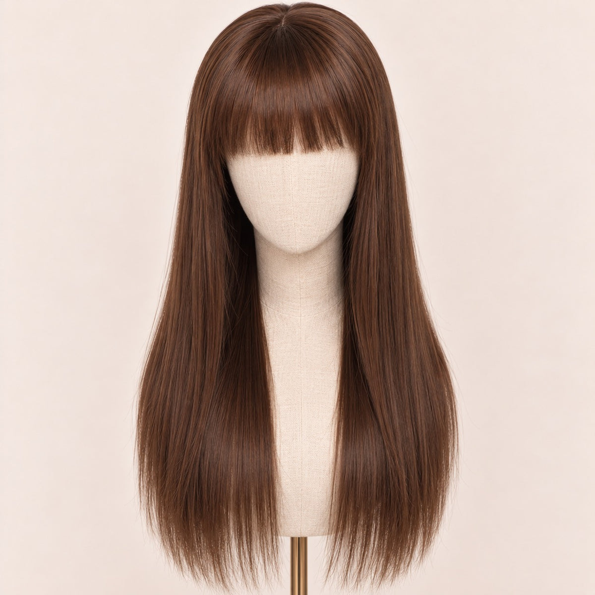 Perruque brune avec frange – sur tête de mannequin