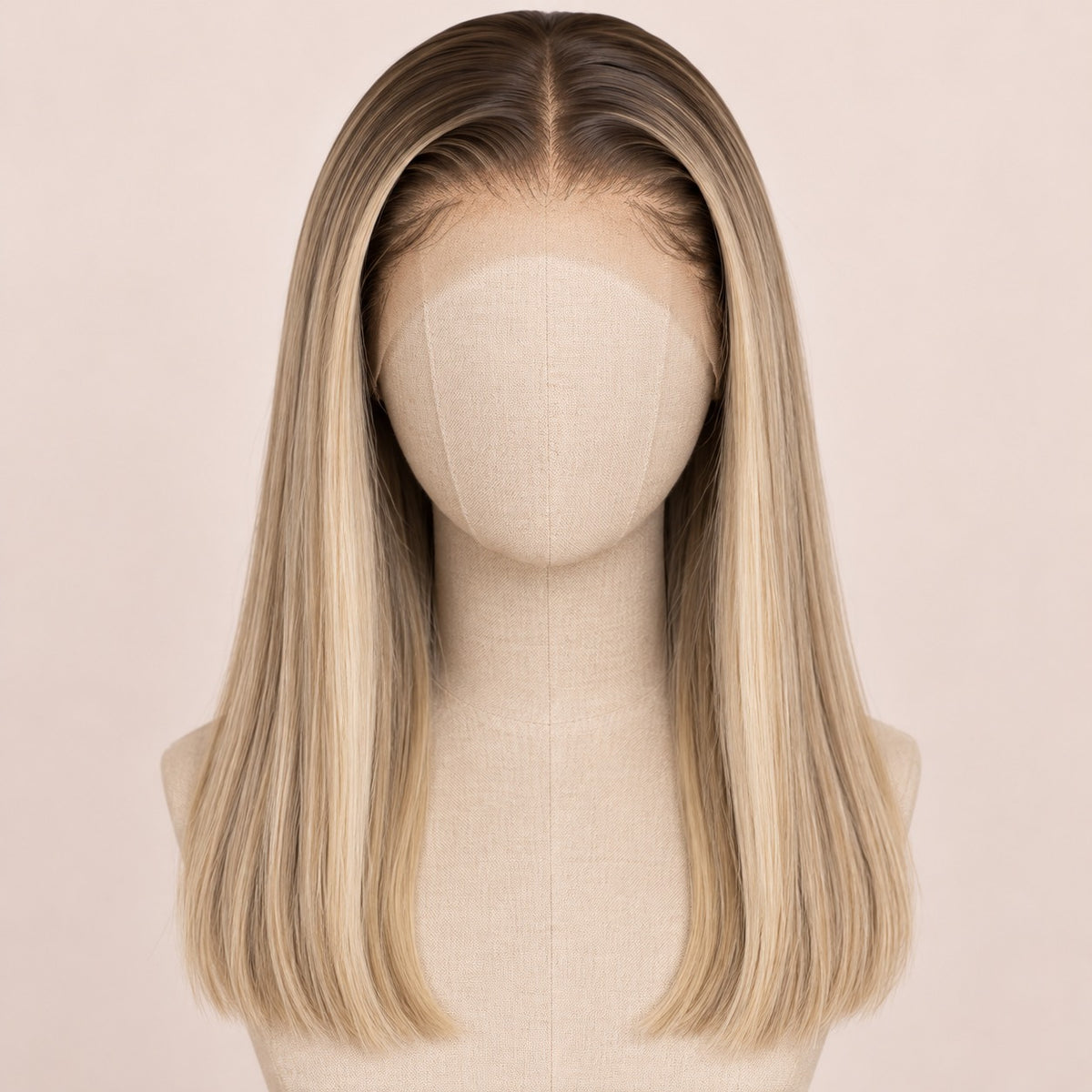 Perruque lace front blond cendré racines foncées – sur tête de mannequin