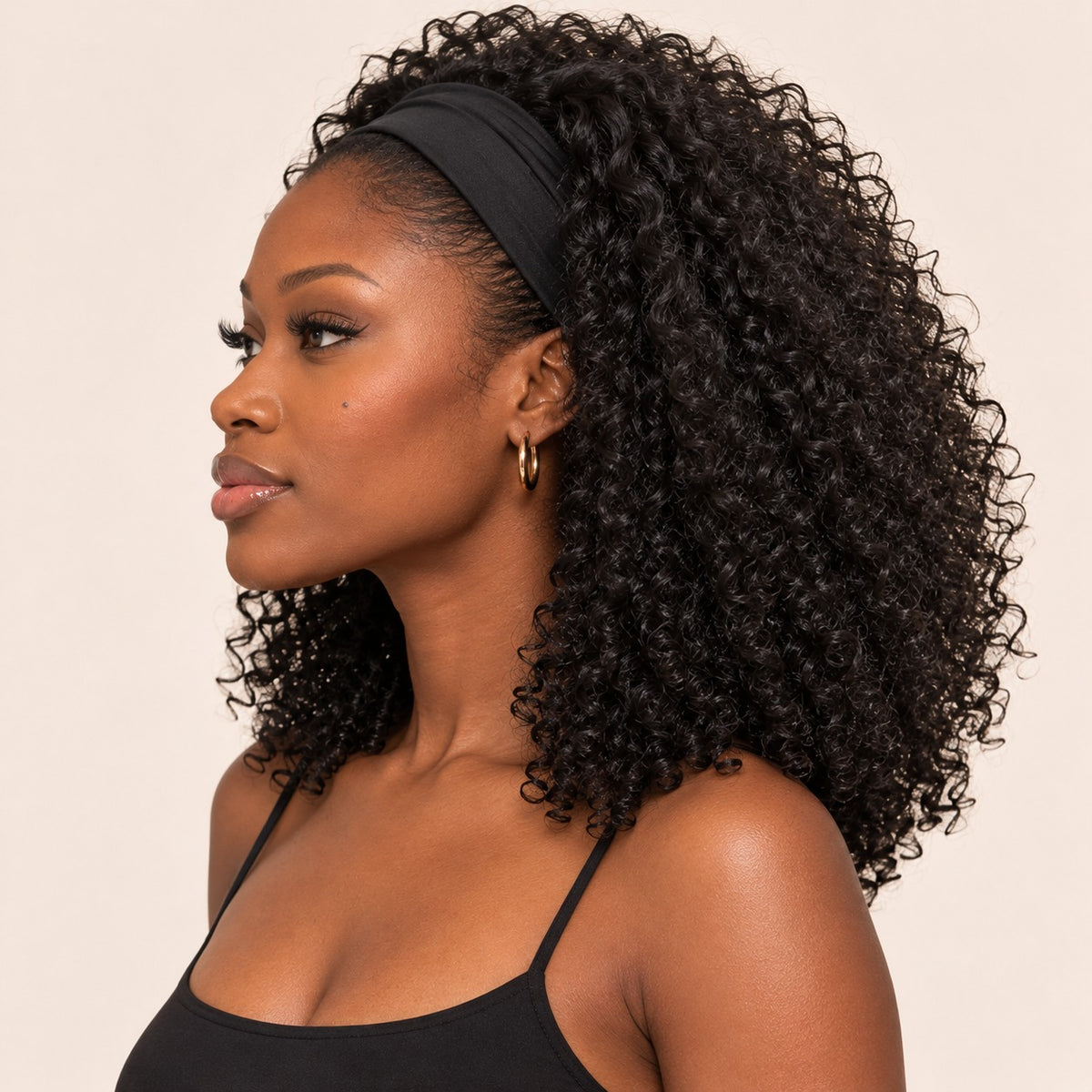 Perruque bandeau afro bouclée – profil