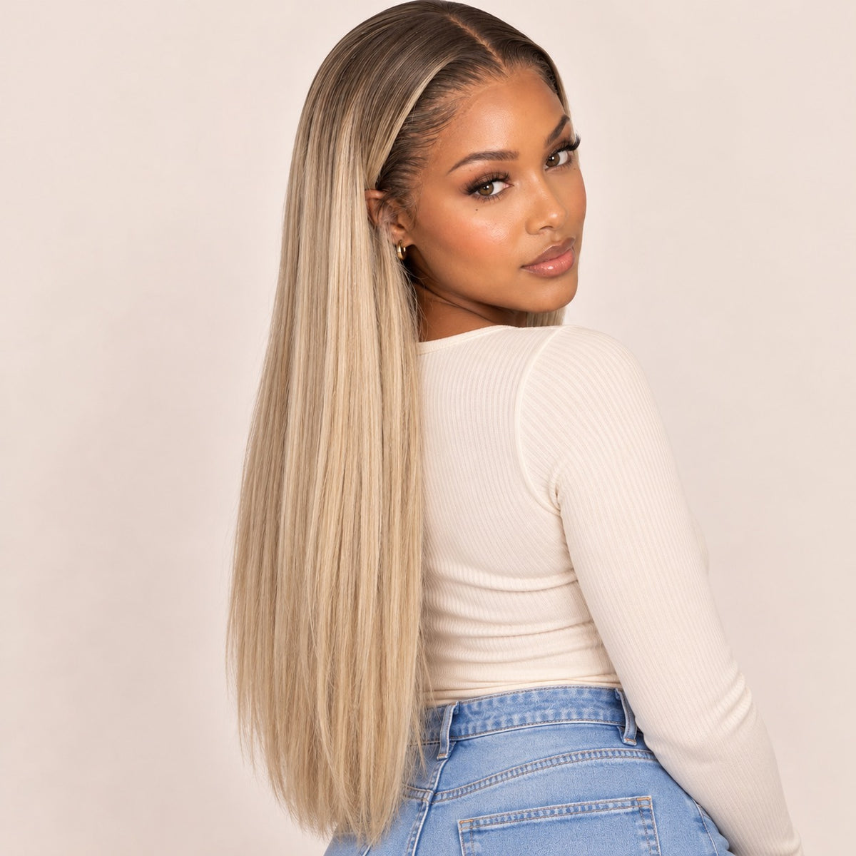 Perruque lace front blond cendré racines foncées – longueur maximale 26 pouces (66 cm), vue de dos