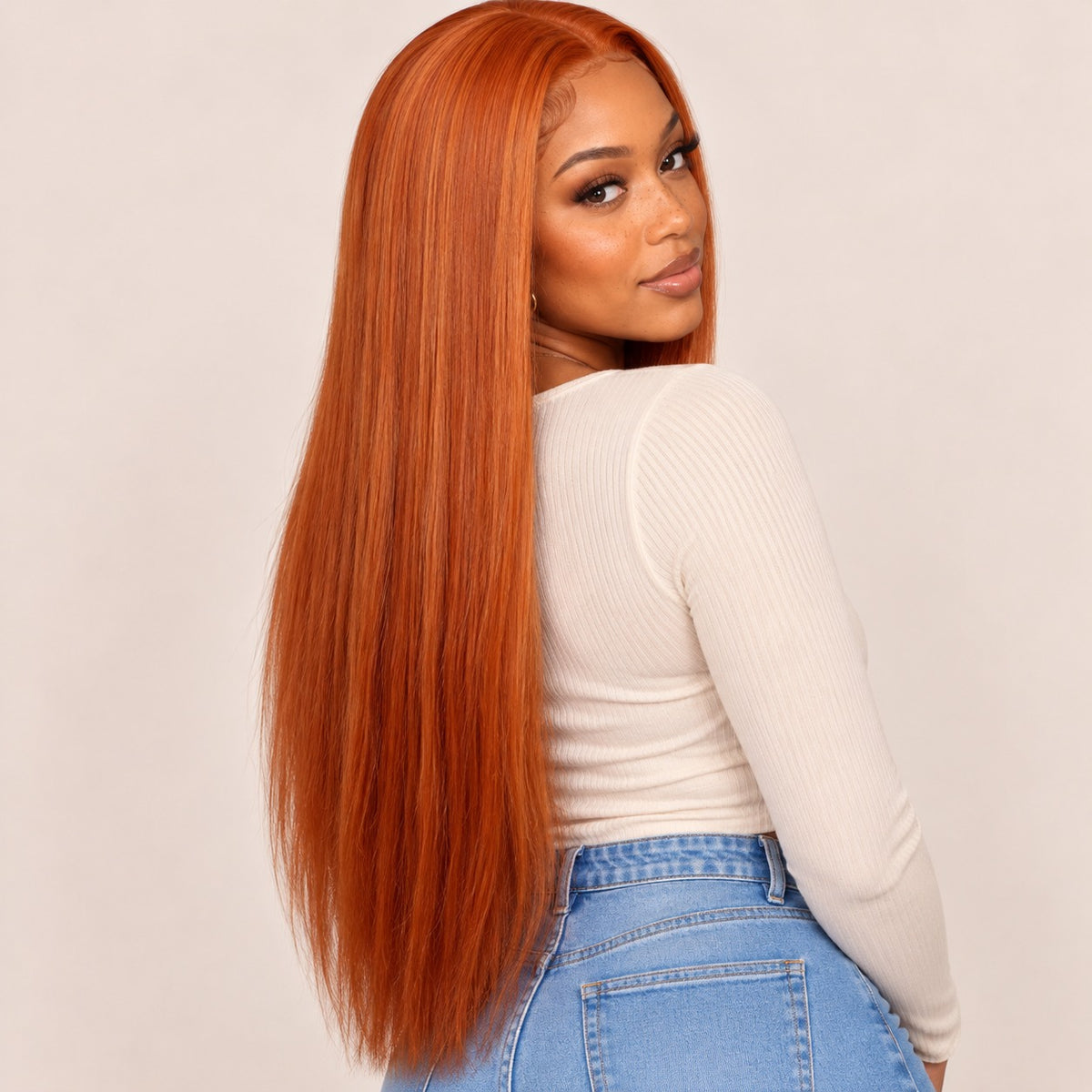 Perruque lace front rousse lisse cuivrée – longueur maximale 26 pouces (66 cm), vue de dos